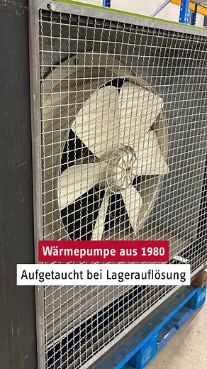Das ist mal ein cooler Fund! 😎 Auf der #ish werden wir die alte Wärmepumpe dann mal genauer unter die Lupe nehmen und einen technischen Vergleich zu unserem neuesten Model ziehen. 👏 Was sagt ihr zu dem Schätzchen? Vielleicht hat jemand von euch sogar damals schon Wärmepumpen von uns verbaut oder jemand hatte eine Zuhause im Keller stehen? 👀 #stiebeleltron #wärmepumpe #retro | STIEBEL ELTRON