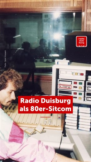 Heute zeigen wir euch bei unserem Tag der offenen Tür unser Radio Duisburg Studio. Die Hauptcharaktere unserer "Show" könnt ihr jetzt schonmal in unserem 80er-Serien-Intro kennenlernen! #radioduisburg #duisburg #tagderoffenentür #80ersitcom #serienintro | Radio Duisburg