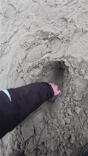 Digging with the left hand and digging with the right hand