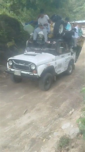 During coffee harvest season, pickers arrive from all over to the coffee-growing municipalities.