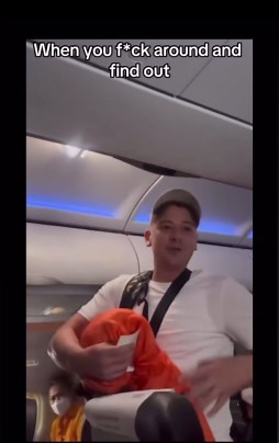 vegas.bartender on Instagram: "Drunk, obnoxious passenger picks a fight with a professional boxer from Las Vegas and gets humbled real quick 😂😂😂 (🎥: Ttk @brandthewatche1) #FAFO #vegas #raidernation"