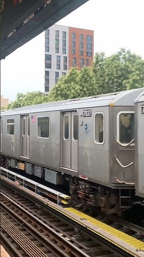 R142 Nereid Avenue Bound (5) Express Train Bypassing @ West Farms Square East Tremont Avenue