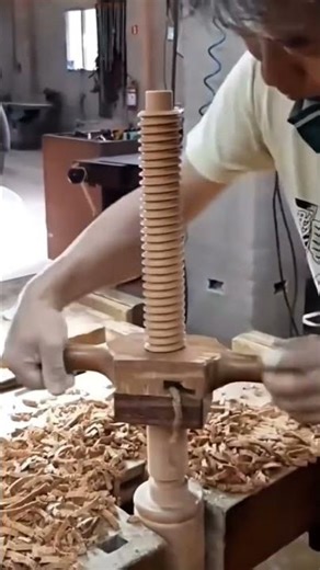Creating Large Wooden Threads Using a Manual Threading Tool and Craftsmanship