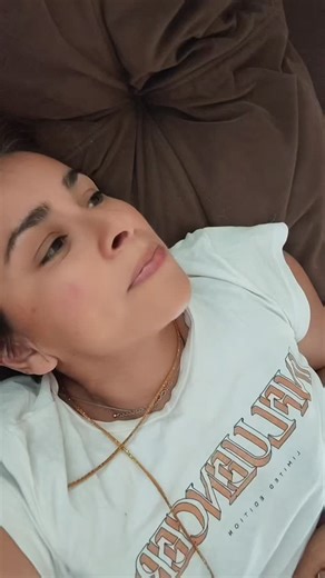 Candy y el guión del drama bonito 🍬💔 Candy Candy fue una fábrica de mandatos emocionales con moño y delantal: Amar = sufrir en silencio (ideal si lloras mirando al horizonte). Ser buena = aguantar todo sin quejarte. El amor verdadero siempre se va, muere o se vuelve inaccesible. Si duele mucho… debe ser amor del bueno. Resultado: adultas competentes en drama, expertas en relaciones imposibles y con un radar finísimo para elegir al Anthony emocionalmente indisponible de turno. Desde análisis tr