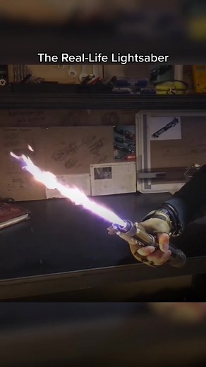 Russian YouTuber Alex Burkan made the world’s first retractable lightsaber!