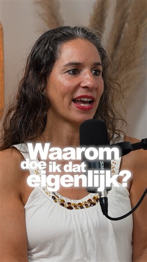 Je lichaam praat met je in (kleine) signalen. Soms een jeuk, een frons of een zucht. Wat van binnen beweegt, laat zich altijd buiten zien. Maar zolang je doorgaat, hoor je het niet. Je voelt het wel… maar je luistert er niet echt naar. In de stilte begint dat gesprek opnieuw, daar wordt het helder wat je lichaam jouw wilt vertellen. Daar vind je wat je lichaam al lang wist: rust. Stel je voor: - Zes dagen stilte in de Italiaanse bergen, waar hoofd en hart weer samenkomen. - Zes dagen onder begel