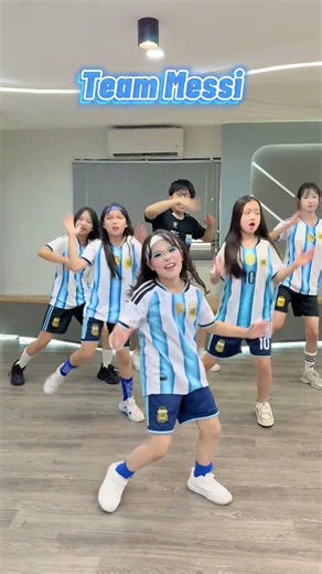 Messi 🐐🇦🇷 or Ronaldo 🐐🇵🇹? | Follow Me | World Cup Dai Dai Dance #shorts #viral