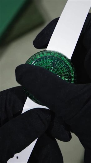 Brilliant Flying Tourbillon. Entirely set in baguette-cut gems using the invisible setting technique — no prongs, no visible metal, only uninterrupted brilliance. High jewelry. High watchmaking. One statement. 47-mm white gold case Case and dial invisibly-set with 338 baguette-cut tsavorites (37.26 ct.) Hand-wound movement set with 338 diamonds (1.32 ct.) Flying tourbillon #JacobAndCo #BrilliantFlyingTourbillon | Jacob & Co.