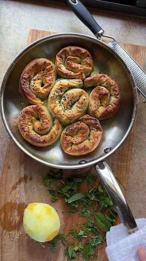 Bob Dickinson • Wholesome food • Recipes & Inspiration on Instagram: "Spanakopita recipe 👇🏼 A crispy, fragrant, and light dish which satisfies the lunch cravings. It’s also very versatile- there’s room in the recipe to make changes to fit what you have. Ingredients: Filo pastry Knob of melted butter 300g frozen baby spinach 200g feta 1 Tbs of sun dried tomatoes Zest of 1 lemon Handful of fresh mint and parsley Olive oil (or garlic oil if you have it) Salt and pepper Nigella seeds to top (optio