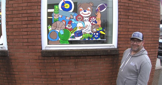 Painter recreates beloved NewsChannel 5 Christmas commercial in window