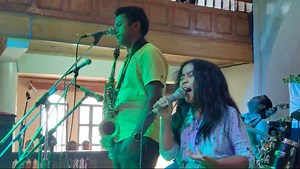 🔹Tiphanie & Rojo Ny Avo🔸BABO🔹 1- Babon' ny fitiavanao aho tompo ô Babo aho, tena babon' ny hatsaranao Anilako hatrany, na mangidy na mamy Na tsiky, na tomany. Babon' ny fitiavanao aho tompo ô Babo aho, tena babon' ny hatsaranao Anilako hatrany, mangidy na mamy Na tsiky, na tomany. Refrain: Ny otako dia efa voavela Ny trosako tsy misy tavela Nodiovinao aho Ho olom-baovao aho Izao fitiavany anao Mpamonjy mahery Mitsinjo, Mijery Tsy mamela ahy ho very. Ilay namonjy ny aiko Sy mbola antenaiko Ian