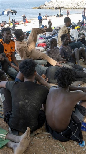 🔴 La presión migratoria continúa marcando el día a día en Ceuta. Centenares de inmigrantes permanecen todavía durmiendo a la intemperie en distintos puntos de la ciudad, mientras las autoridades siguen trabajando para gestionar la situación. Las imágenes muestran a decenas de personas pernoctando en las calles y espacios públicos de la ciudad autónoma, reflejando la magnitud del desafío al que se enfrentan los servicios de emergencia y las administraciones tras las últimas llegadas. 📲 ¡Sígueno