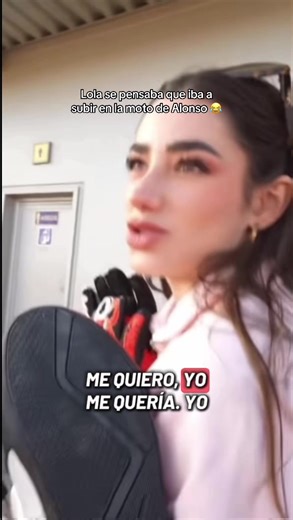 Lola aprende a montar en moto