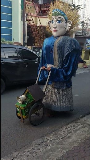"Street Ondel-Ondel: Jakarta's Giant Dancing Puppets! 🇮🇩" #urbanart #visitindonesia #folkart