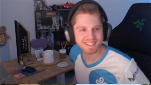 C9.demon1正在连接！队服都还是oxy的就直接TP进来了，大魔有比赛打肉眼可见的开心！