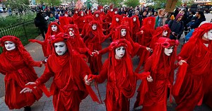 Climate protesters block roads in London