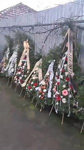 Imaginile durerii: zeci de coroane de flori au fost aduse la priveghiul artistului Ion Drăgan! Este doliu masiv în comuna Bălești, după Crăciun | TVF Oltenia