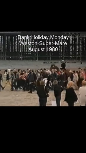 696 reactions · 238 shares | Footage taken in Weston-Super-Mare in...