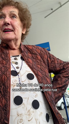 Minha vó de 90 anos zanzando sozinha pela rua com o cachorro