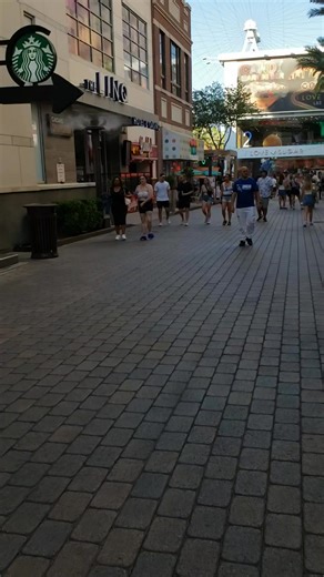 Walking the las vegas strip The LINQ promenade #lasvegas #lasvegasstrip #lasvegasblvd #traveltips | J Cortez Traveler