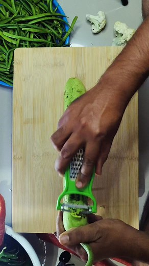 effortless bottle gourd peeling!🥒 smooth, fast, and perfect every time. #bottlegourd#cooking #kitchentips #easycooking #vegetableprep #homecooking #foodhacks | Plant SnipSnip