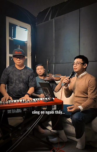 Thực ra nhớ về trường lớp vẫn nhớ những lần cúp học bị thầy cô xách tai về từ quán game, hay những trận đòn của lũ con trai mới lớn nghịch ngợm, những bữa nhậu sau cánh cổng trường Đại Học... 🥲 Nhưng mãi cho đến nhiều năm sau của cuộc đời, ta mới nhận ra rằng, các thầy cô đã dạy cho ta nhiều hơn rất nhiều những bài học trong những giờ lên lớp... Đó là bài học về sự đón nhận và tin tưởng, sự nhẫn nại và vị tha, và cả những bài học mà ta không được học, để phải tự học và tự bước tiếp trong cuộc đ