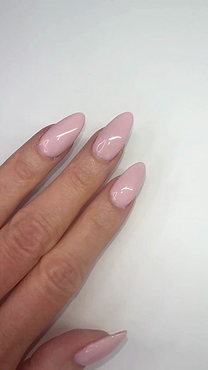 Weil wir auch klassische Farben und Nägel lieben#emmi #emminail #emmiliebe #nails #nailinspo #design #natural #spring #sunshine #classic #nude #nudenails | Emmi-Nail