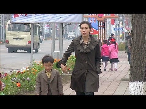 Pyongyang: City people-North Korea 北朝鮮で生活する人々(平壌の世界001)