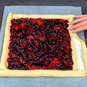 The family's favorite recipe! Puff pastry dessert, in just 10 minutes Ingredients: puff pastry: 200 g (7.1 oz) sour cream: 40 g (1.4 oz) cinnamon: 5 g (0.2 oz) frozen berries: 300 g (11 oz) honey: 30 g (1.1 oz) corn starch: 35 g (1.2 oz) cheese cream: 200 g (7.1 oz) powdered sugar: 40 g (1.4 oz) puff pastry: 200 g (7.1 oz) melted butter: 30 g (1.1 oz) sugar: 20 g (0.7 oz) lime: 1 slices strawberries: 40 g (1.4 oz) lime: 1 pc mint: 10 g (0.4 oz) ice: 30 g (1.1 oz) Schweppes tonic water: 150 ml (5