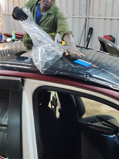 Gloss black roof going down 🖤✨ Liner on, stress off—clean install, sharp contrast, factory look. Proof that the top finish changes the whole vibe. 🔥