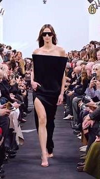 17 MODELS! 😱 COURRÈGES Fall Winter 2026: The Most Immersive Paris Street Runway! 🏙️✨🇫🇷