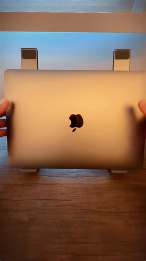 Apple News & Tech | Jonathan  on Instagram: "Tired of cables everywhere and a posture that’s killing your back? 😩 I discovered this 8-in-1 docking station that completely transformed my work setup. It not only organizes my entire desk but also protects my health while I work 💻✨ Collaboration: @mukiyatech What I love most: ✔️ 4K HDMI connection for an extra screen (goodbye to working in a single window) ✔️ 8 ports: USB 3.0, SD, TF, fast charging up to 100W ✔️ 9 adjustable height levels - my ne