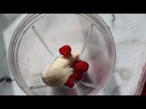 Making a banana and raspberry smoothie! (yummy) ♧