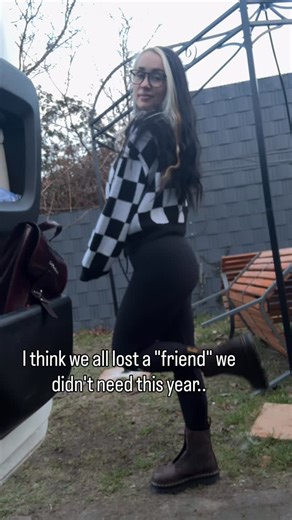 ෆ on Instagram: "POV: Wir haben dieses Jahr alle eine Freundschaft verloren, die wir nie gebraucht haben. Es war jemand, den ich eigentlich noch gar nicht so lange kannte. Am Anfang hab ich’s nicht gemerkt, aber irgendwann schon: Meine Entscheidungen wurden bewertet, mir wurden Meinungen aufgezwungen. Ich hab aufgehört, Dinge zu erzählen – nicht aus Angst, sondern weil ich keine Lust hatte, mich ständig zu rechtfertigen. Und ganz ehrlich: Wenn man sich in einer Freundschaft ständig erklären muss