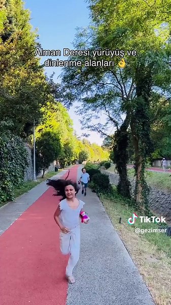 🌿Girişler ücretsiz 🌿içerisinde Beşiktaş Belediyesine bağlı sosyal tesisi olan,pek çok sanatçının büstleri ve el izleri bulunan,çocuk parkları,meyve ağaçları,yürüyüş parkurları ve geniş etkinlik alanlarıyla çok güzel ve sakin bir park 👌🚗 58N 59N BALTALIMANI-ETILER-NISPETIYE-MECIDIYEKÖY (RING) 58A 59A 43R 59K 59R 59RS 559C ZINCIRLIKUYU - POLIGON MAHALLESI. Metro: M6 📍Etiler Mah, Tepecik Yolu Cd No:11, 34337 Beşiktaş/İstanbul #sanatçılarparkı #etiler #besiktas #gezilecekyerler