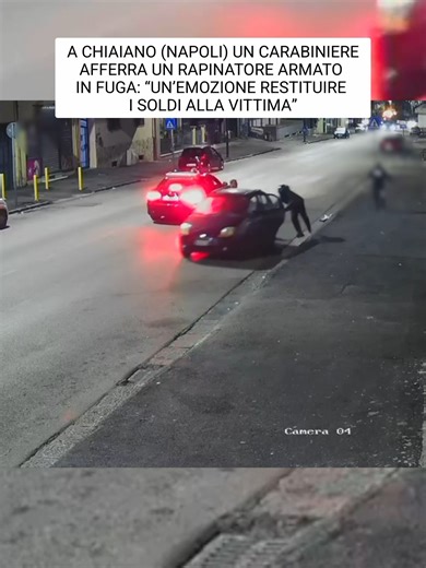 Rapina sventata nella notte nel quartiere Chiaiano a Napoli. Intorno alle 3 di notte due uomini a volto coperto da cappuccio e casco integrale hanno aggredito un 55enne commerciante ortofrutticolo in via Campano, appena entrato nella sua auto per andare a lavorare. I due rapinatori, con la minaccia di un'arma, sono riusciti a impossessarsi dell'auto e dei soldi che la vittima aveva con sé. La scena è stata notata dai carabinieri del nucleo radiomobile di Napoli impegnati in un servizio notturno.
