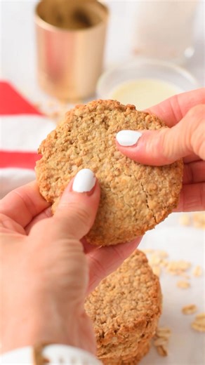 Crispy Oatmeal Cookies (5 Ingredients) RECIPE IN COMMENT | The Conscious Plant Kitchen