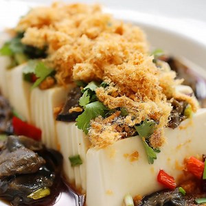 Full Recipe: http://themeatmen.sg/chilled-tofu-with-century-egg Beat the heat & Chill out with this refreshing and flavourful dish! Tofu is absolutely delicious when eaten chilled in flavour, and the use of Vitasoy Organic Sprouted Tofu makes it even better. When paired with the taste of century eggs, it creates a unique blend of flavour and texture. The final touch of adding floss adds an interesting layer to this dish! | The Meatmen Channel