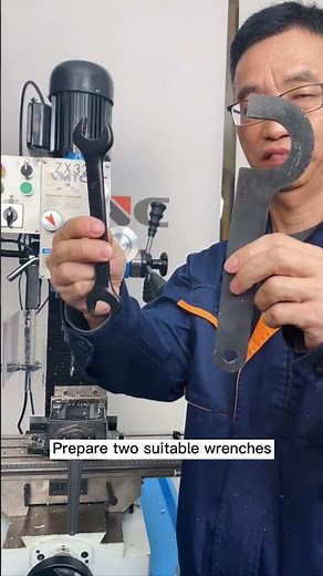 How to install and remove the milling chuck on a milling & drilling machine?