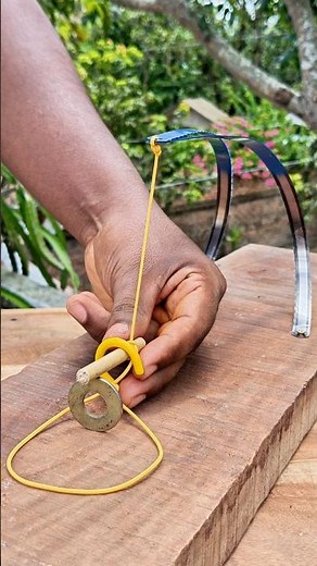 Amazing Trap Mechanism Using a Saw Blade Bow and Rope Loops!