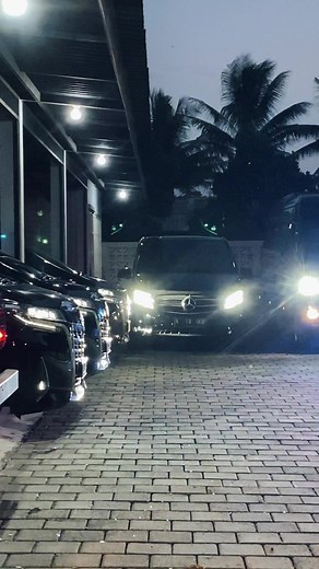 Mobil Mewah Mercedes dan Toyota Alphard