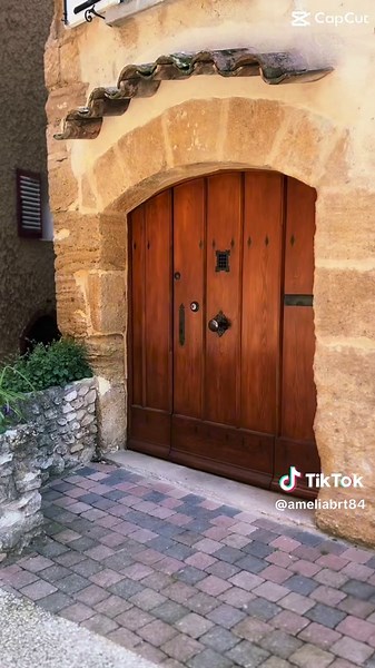 La semaine dernière, direction Sablet, un charmant village perché du Vaucluse, au pied des Dentelles de Montmirail⛰️ 1️⃣ Ce village fortifié a su conserver son caractère médiéval avec ses ruelles en pierre, ses remparts circulaires et son église romane. 2️⃣ Au centre, on trouve une petite place tranquille, avec un bar, une boulangerie, et même un petit commerce où l’on peut acheter fruits et légumes locaux. 3️⃣ Un cadre paisible, chargé d’histoire, parfait pour ceux qui aiment le charme discret 