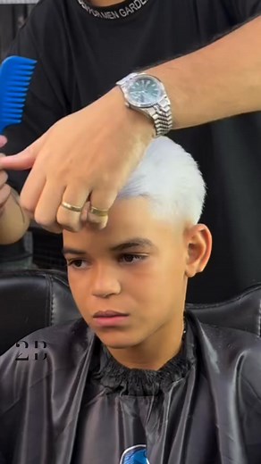 This guy changed his hair color… and suddenly became unrecognizable. ✨ One simple switch — and now he looks like a whole new person. But the final reveal? It’s absolutely perfect.  Watch the full video in the comments below!  | Eli kit | Facebook