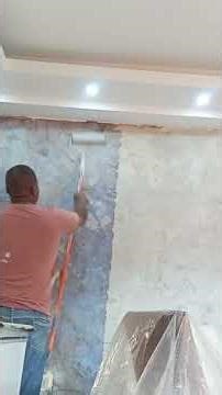 permeabilisando una pared antes de masillarla, para un resultado optimo.