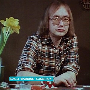 Suomalaisen rockin pioneeri Rauli "Badding" Somerjoki syntyi tänä päivänä vuonna 1947. Vain 39 vuotiaana kuollut Somerjoki jätti elämään musiikkia, joista yksi tunnetuimmista levytyksistä on "Fiilaten ja höyläten". Kappale aikoinaan herätti ihastuksen lisäksi vihastusta eroottisilla sanoillaan. Peter von Baghin haastattelussa (1983) mies kertoo tarinaa levytyksen takaa. Lue ja katso lisää Badding-koosteartikkelista! 🎵 Kerro kommenteissa muistojasi Baddingista, sana on vapaa. http://link.yle.fi/