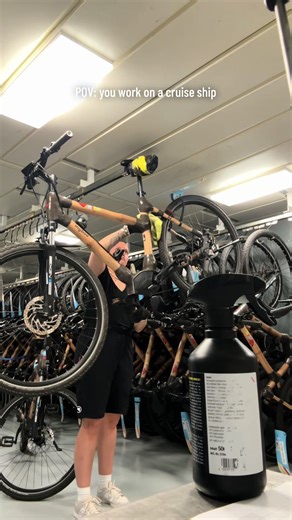 hopppaaaaaa 🛳️ but guests say: „naja du hast ja immer Urlaub hier“ 😂 #aida #aidaluna #cruiseshipcrew #cruise #aidacrew