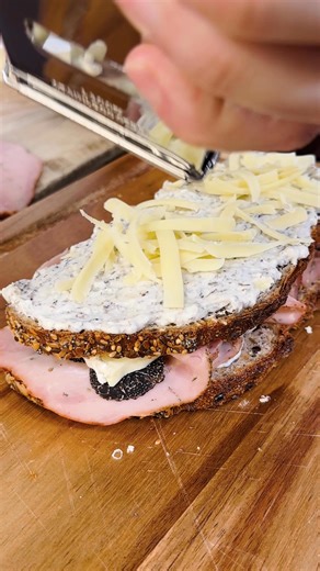 Chef Philippe sublime le croque-monsieur avec une béchamel truffée onctueuse, de belles lamelles de truffe, du brie de Meaux fondant et un comté affiné 18/24 mois, le tout entre deux tranches de pain aux graines bien croustillantes 😍 Un résultat ultra gourmand, fondant et parfumé à souhait. 👉 Le lien de la recette est en commentaire ! #CroqueMonsieur #Truffe #RecetteGourmande #MeilleurDuChef | Meilleur du Chef