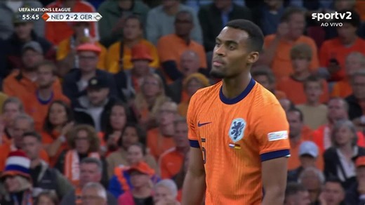 Aos 10 min do 2º tempo - chute de fora da área defendido de Ryan Gravenberch da Holanda contra a Alemanha