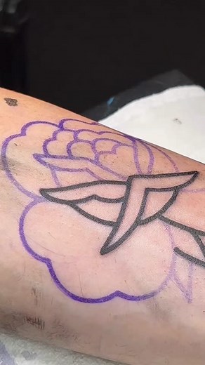 Bold thick lines tattoo process linework technique traditional style flower tattoo tattoo artist - Jord #tattooartist #tattooprocess #lineworktattoo #tattooapprentice #tattootutorial #tattooforbeginners #tattootips #tatuaje #tatuador #tattootechnique #tattooforyou #tiktoktattoo #tattootiktok #worldsbesttattoos #besttattoos #lineworktattoo #flowertattoo