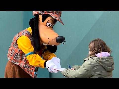 Hugs and autographs are back at Disneyland Paris!
